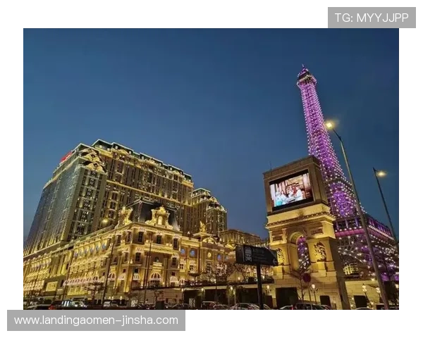 在澳门巴黎人埃菲尔铁塔下拍照留念，掌握最佳角度和时间，捕捉难忘的旅行瞬间