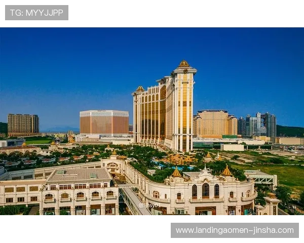 澳门百老汇简介：详细介绍澳门百老汇的历史背景、建筑特色及其在澳门娱乐业中的地位